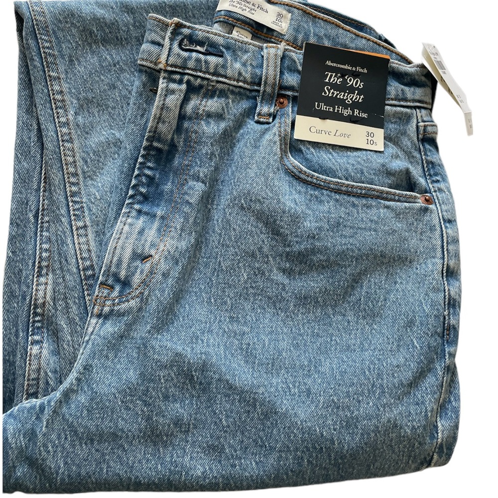 Women's Curve Love Ultra High Rise 90s Straight Jean size 30-Short